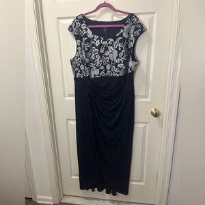 Connected Womens Plus Sz Navy/Platinum Gown Sz 22. Mother of the Bride. Wedding